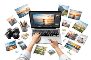 Laptop och lösa bilder på skrivbord