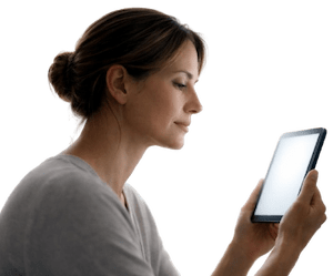 Profil nära mobilskärm i koncentrerat lyssnande