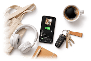 Mobiltelefon, hörlurar, nycklar och kaffekopp samlade som vardagsrutiner