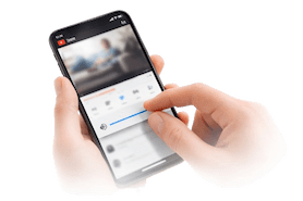 Hand som sänker volymen på en mobiltelefon