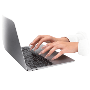 Långa glansiga naglar över ett laptop-tangentbord
