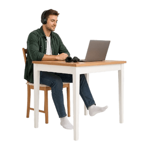 Fot som håller takten under köksbord med laptop och hörlurar